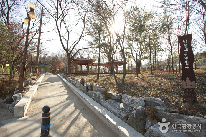 冠岳山落星垈公園(관악산 낙성대공원)