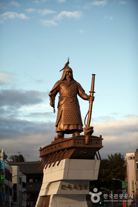 Yi Sunsin Plaza (이순신광장)