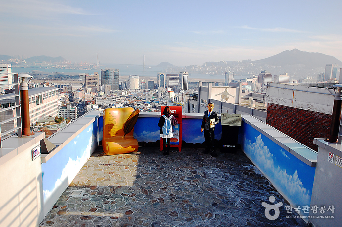 Yu Chi-hwan Postbox Observatory (유치환 우체통 전망대)