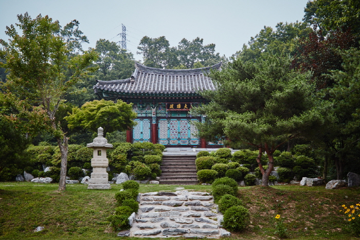 Lotus Lantern International Meditation Center (연등국제선원)