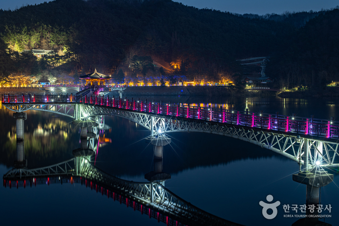 Woryeonggyo Bridge (월영교)