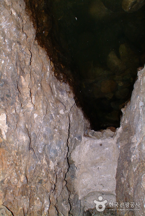 Maisan Hwaeomgul Cave (마이산 화엄굴) Maisan Hwaeomgul Cave (마이산 화엄굴)
