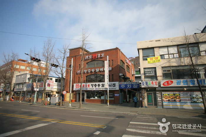 Jangchung-dong Jokbal Street (장충동 족발 골목)