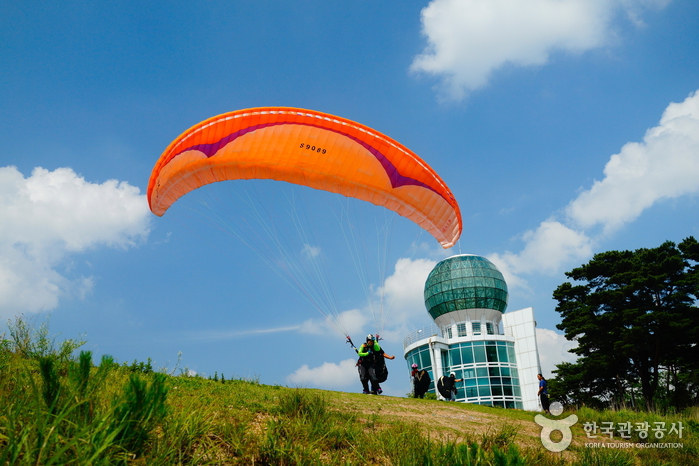 Yangbangsan Paragliding Site (양방산활공장) Yangbangsan Paragliding Site (양방산활공장)