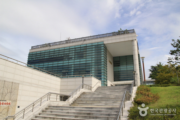 Simsan Cultural Center (심산기념문화센터)