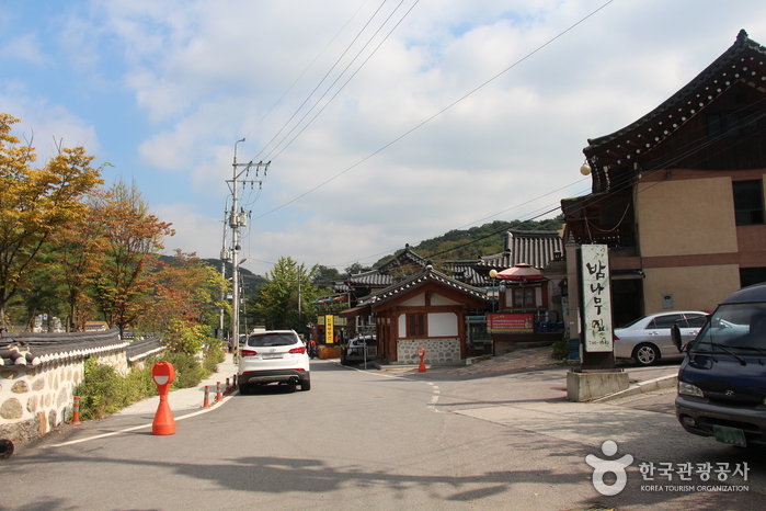 Dorf für traditionelles Essen an der Festung Namhansanseong (남한산성 전통음식마을) Dorf für traditionelles Essen an der Festung Namhansanseong (남한산성 전통음식마을)