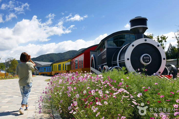 Eisenbahndorf Seomjingang (섬진강기차마을) Eisenbahndorf Seomjingang (섬진강기차마을)