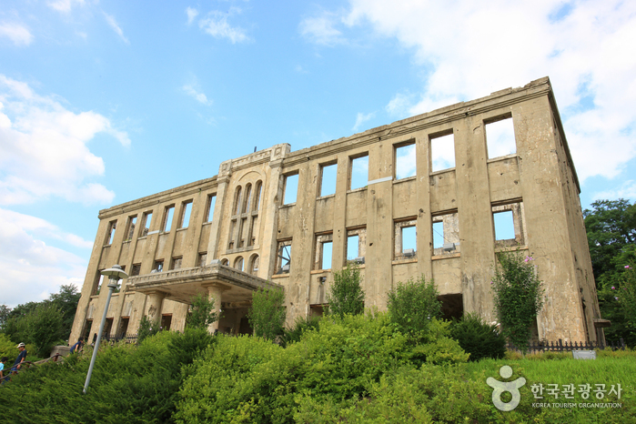 鉄原労働党舎（철원 노동당사）