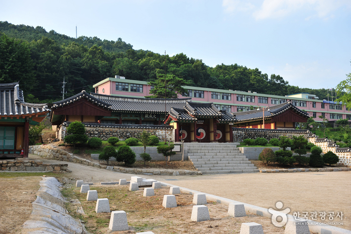 Escuela Confuciana Ganghwa Hyanggyo (강화향교)