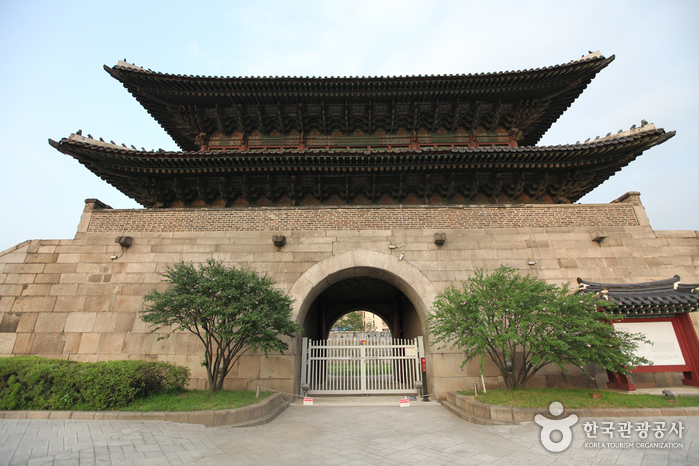 Puerta Heunginjimun (Dongdaemun) (흥인지문)