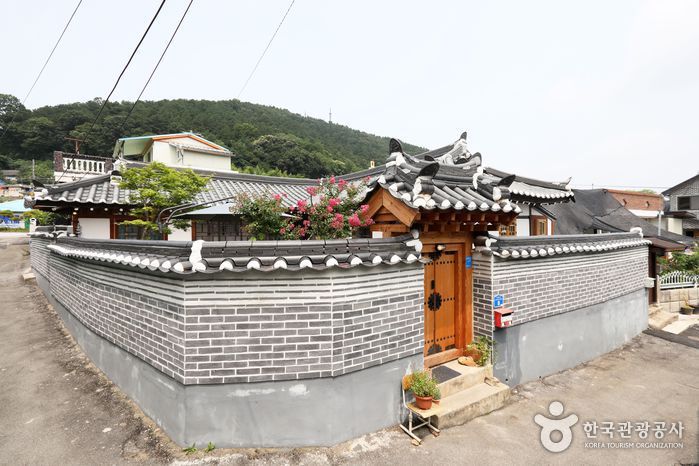 Bonghwangjae Hanok Guesthouse [Korea Quality] / 봉황재 한옥 게스트하우스  [한국관광 품질인증/Korea Quality]