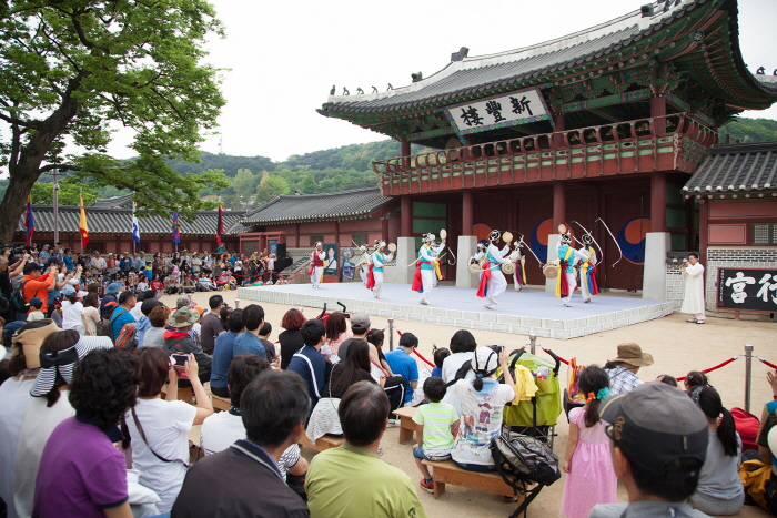 Espectáculo de los Sábados del Palacio Hwaseonghaenggung (화성행궁 토요상설공연)
