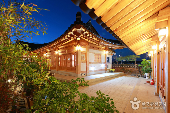 Wiyeonjae Hanok Stay [Korea Quality] / 위연재 [한국관광 품질인증/Korea Quality]