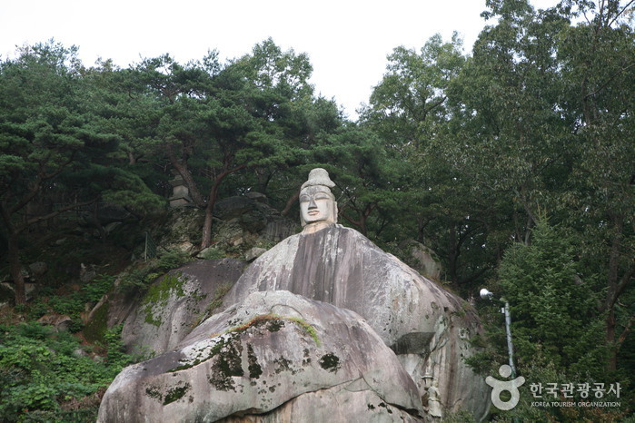 Buda de Pie Tallado en la Roca de Icheon-dong en Andong (안동 이천동 마애여래입상)