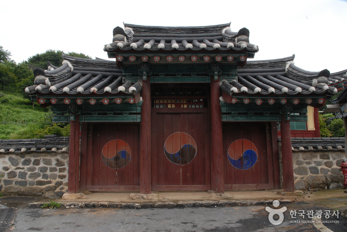 Escuela Confuciana Jeonui Hyanggyo (전의향교)