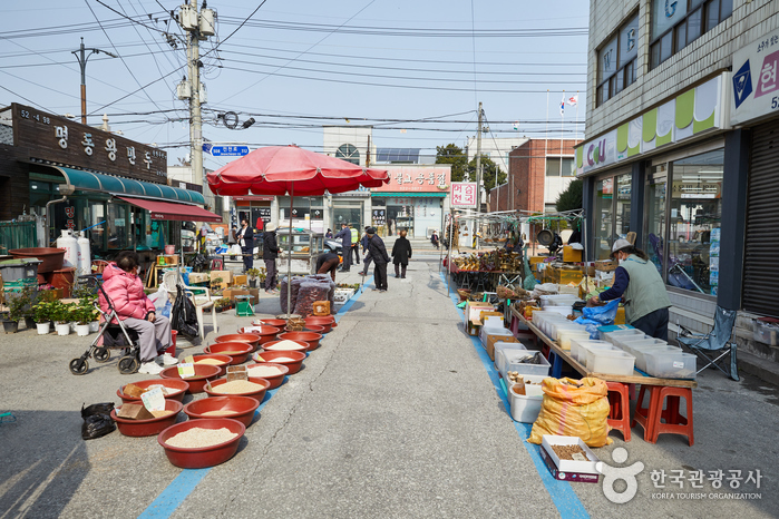 Mercado de 5 Días de Bukpyeong (북평민속오일장)