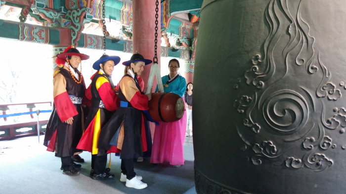 Ceremonia del Toque de Campana de Bosingak (보신각타종행사)