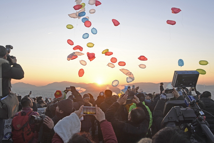 Festival del Amanecer en el Monte Achasan (아차산 해맞이축제)