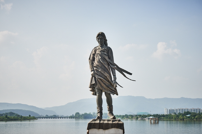 Estatua de Soyanggang Cheonyeo (muchacha del Río Soyanggang) (소양강 처녀동상)