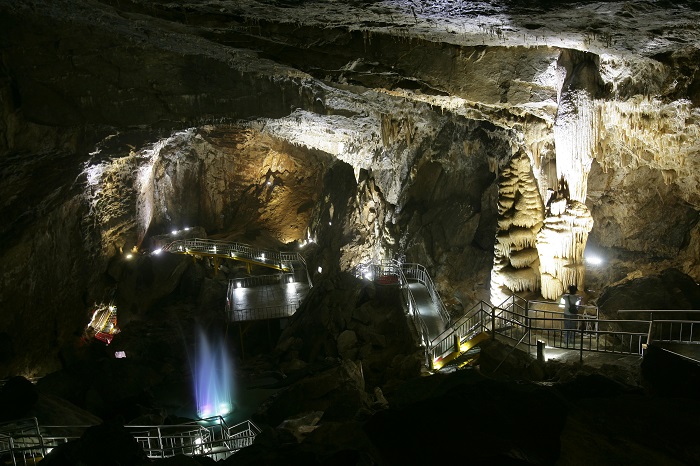 Cueva Hwaam (화암동굴)